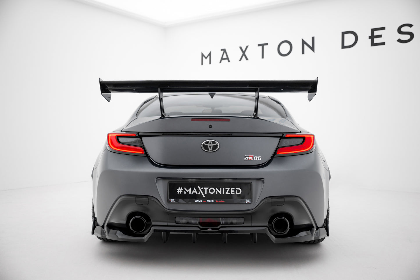 Karbonowy Spoiler Z Zewnętrznymi Wspornikami + LED pasujący do Toyota GR86 / Subaru BRZ Mk2