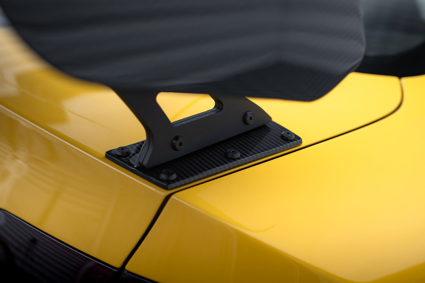 Karbonowy Spoiler Z Zewnętrznymi Wspornikami + LED pasujący do Audi A5 Coupe 8T