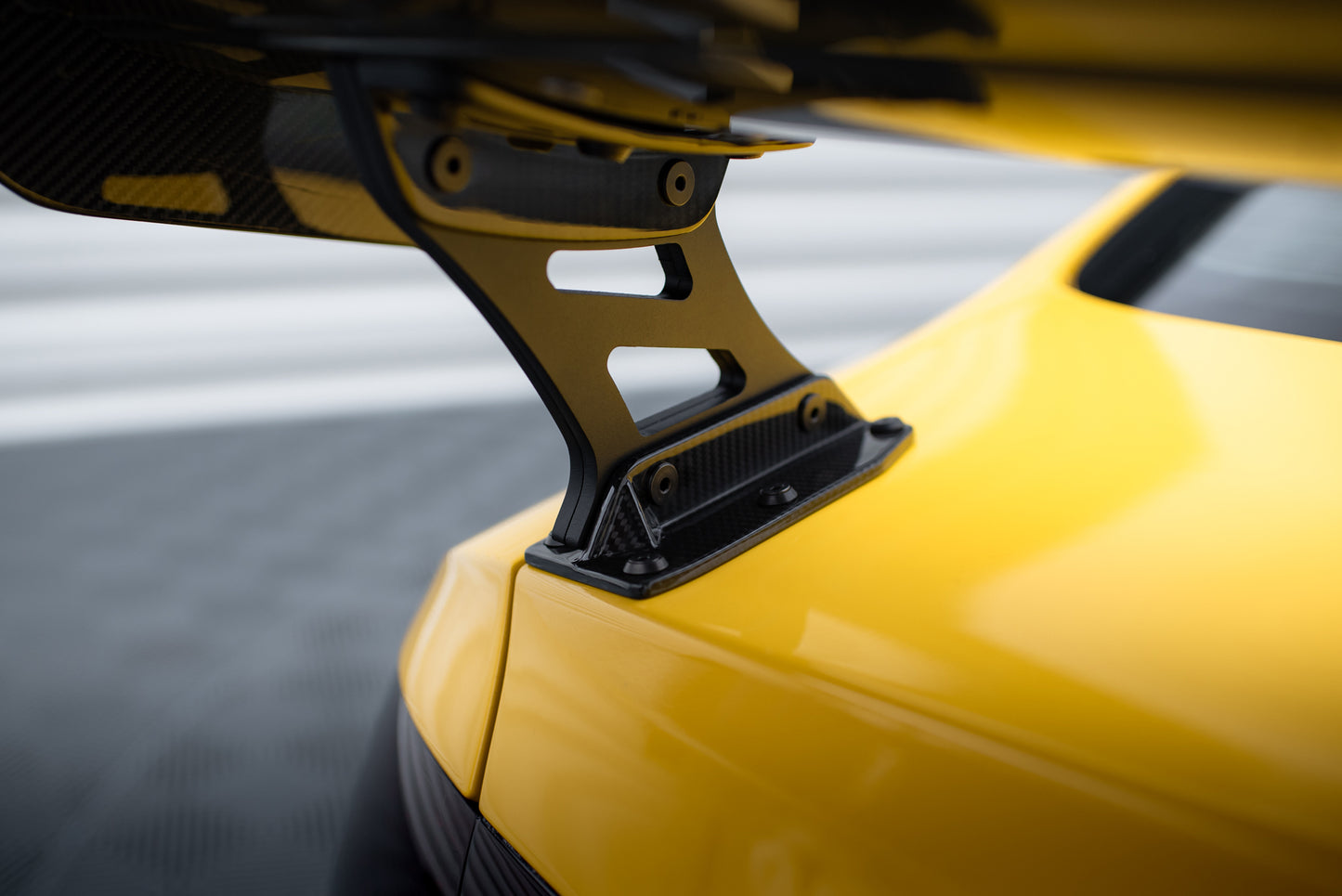 Karbonowy Spoiler Z Zewnętrznymi Wspornikami + LED pasujący do Audi A5 Coupe 8T