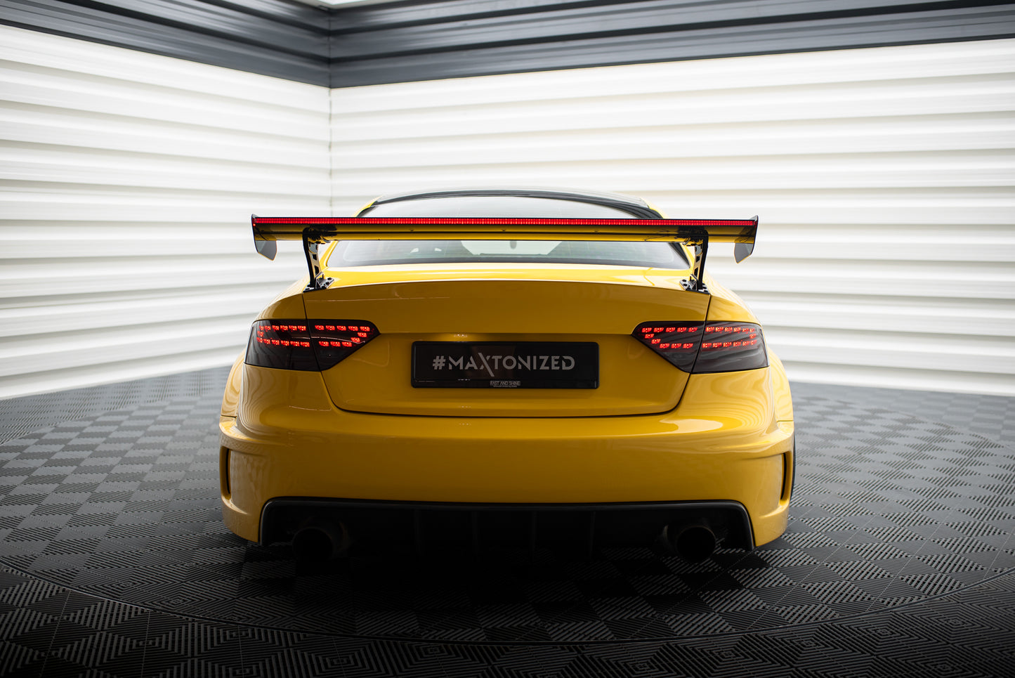 Karbonowy Spoiler Z Zewnętrznymi Wspornikami + LED pasujący do Audi A5 Coupe 8T