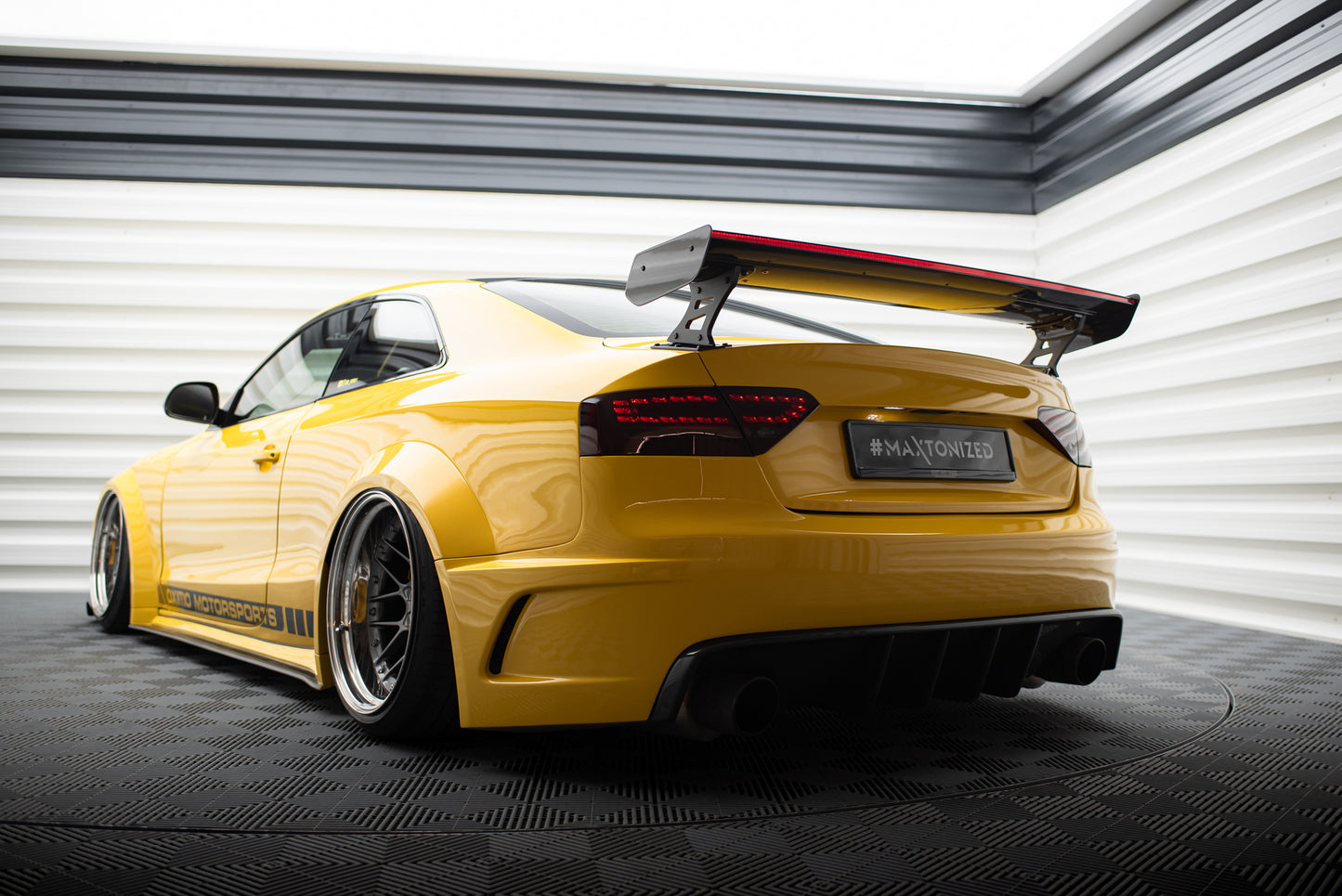 Karbonowy Spoiler Z Zewnętrznymi Wspornikami + LED pasujący do Audi A5 Coupe 8T