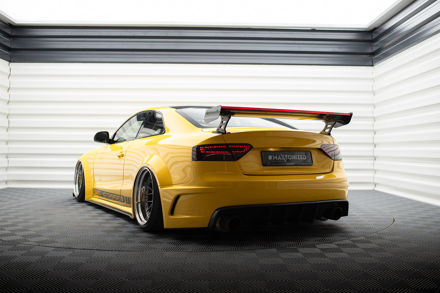 Karbonowy Spoiler Z Zewnętrznymi Wspornikami + LED pasujący do Audi A5 Coupe 8T