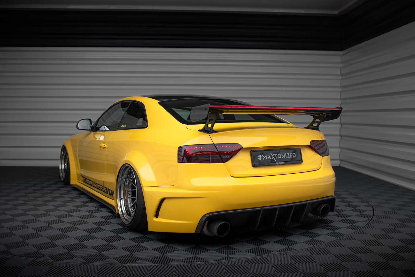 Karbonowy Spoiler Z Zewnętrznymi Wspornikami + LED pasujący do Audi A5 Coupe 8T