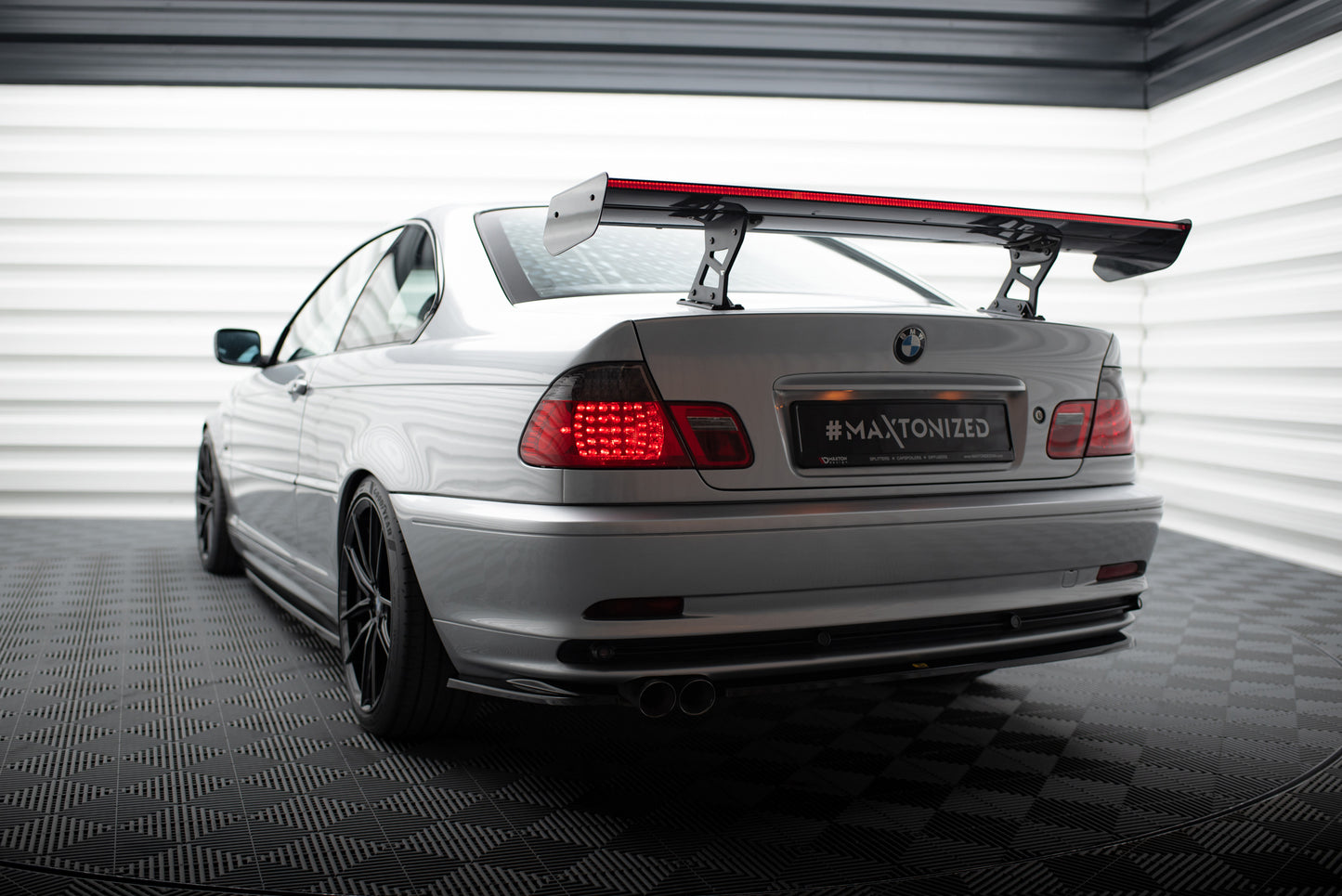 Karbonowy Spoiler Z Wewnętrznymi Wspornikami + LED BMW 3 Coupe E46