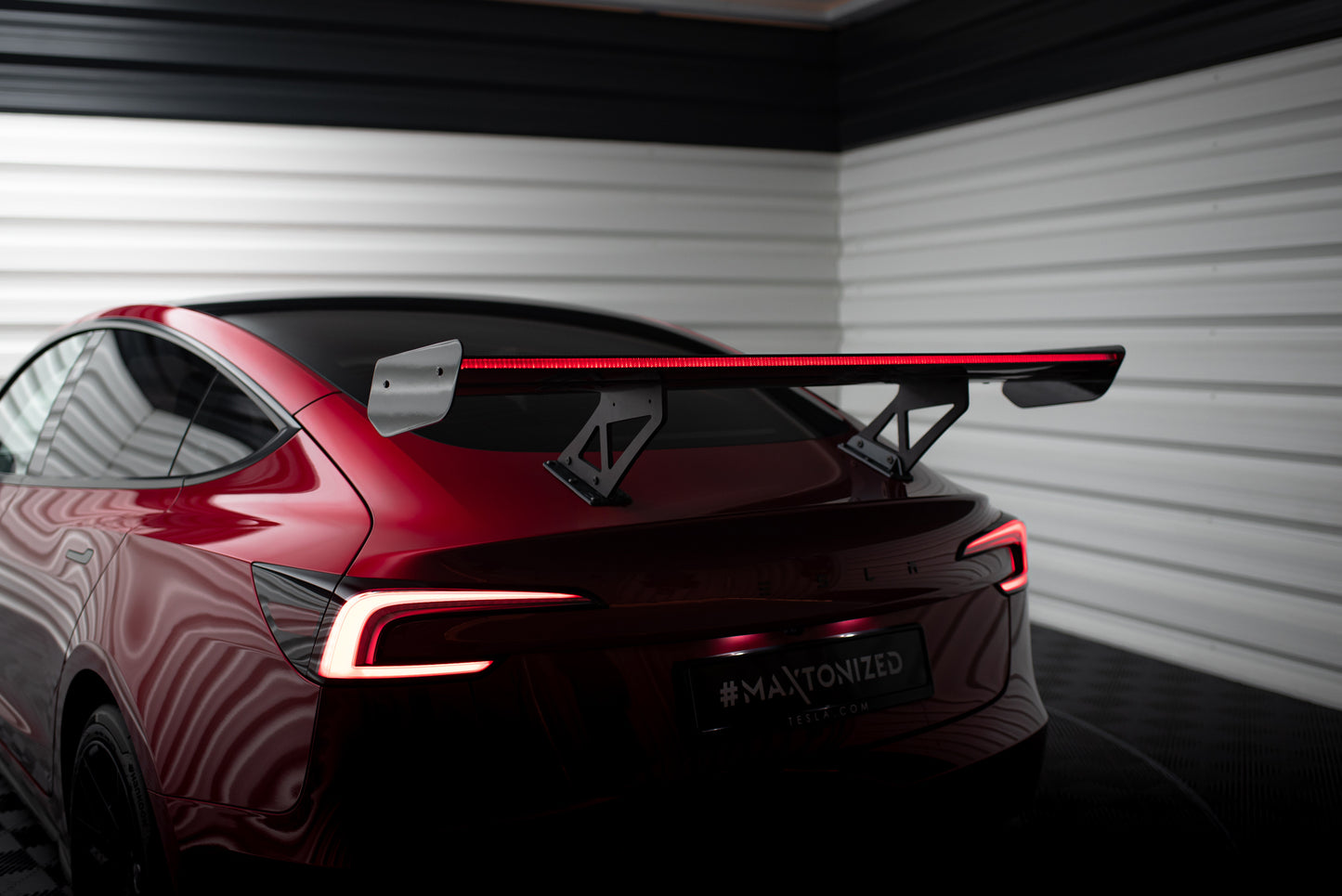 Karbonowy Spoiler + LED pasujący do Tesla Model 3