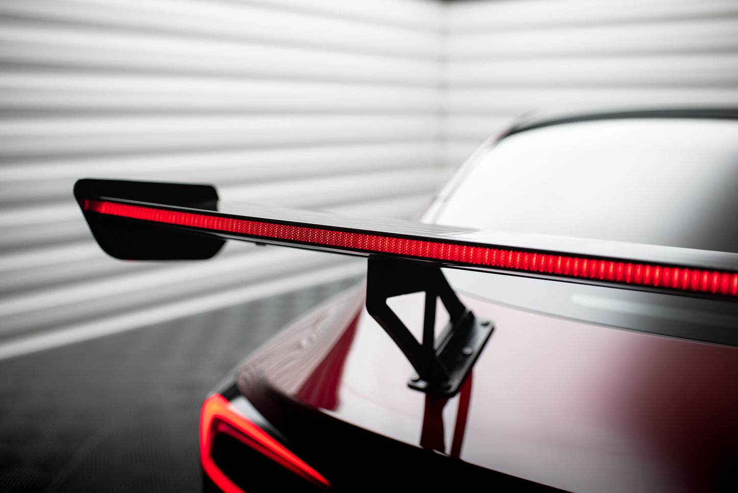 Karbonowy Spoiler + LED pasujący do Tesla Model 3