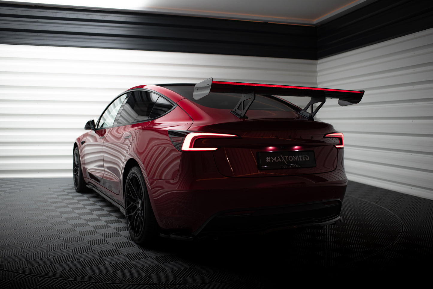 Karbonowy Spoiler + LED pasujący do Tesla Model 3