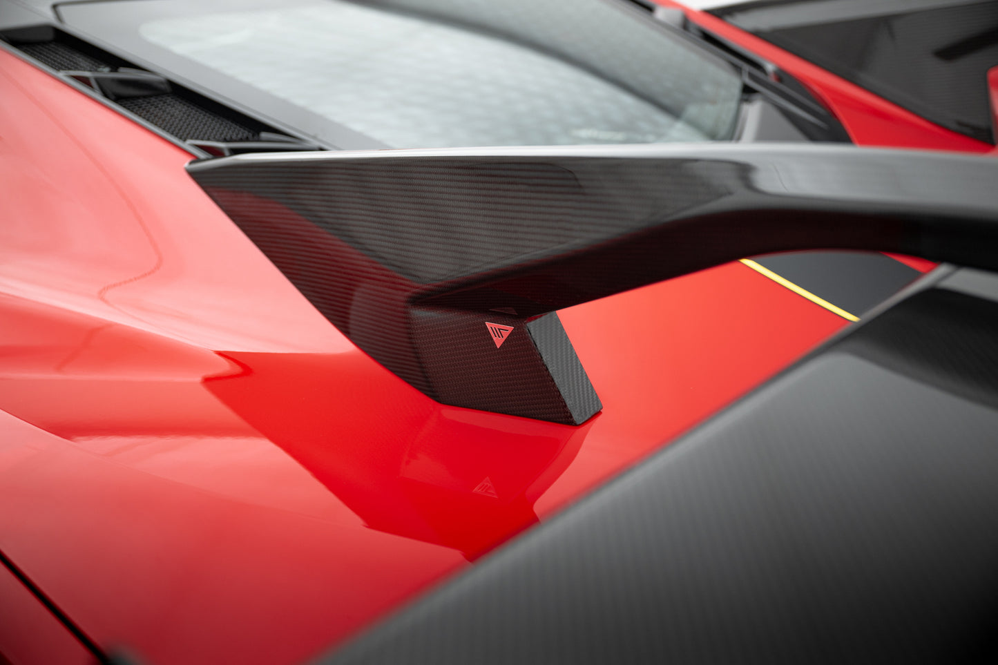 Karbonowy Spoiler + LED pasujący do Chevrolet Corvette C8