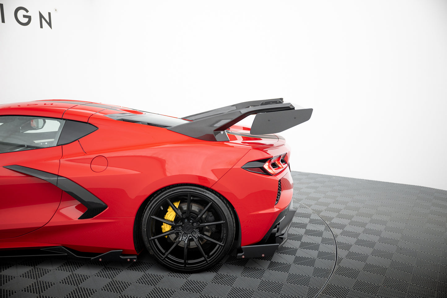 Karbonowy Spoiler + LED pasujący do Chevrolet Corvette C8