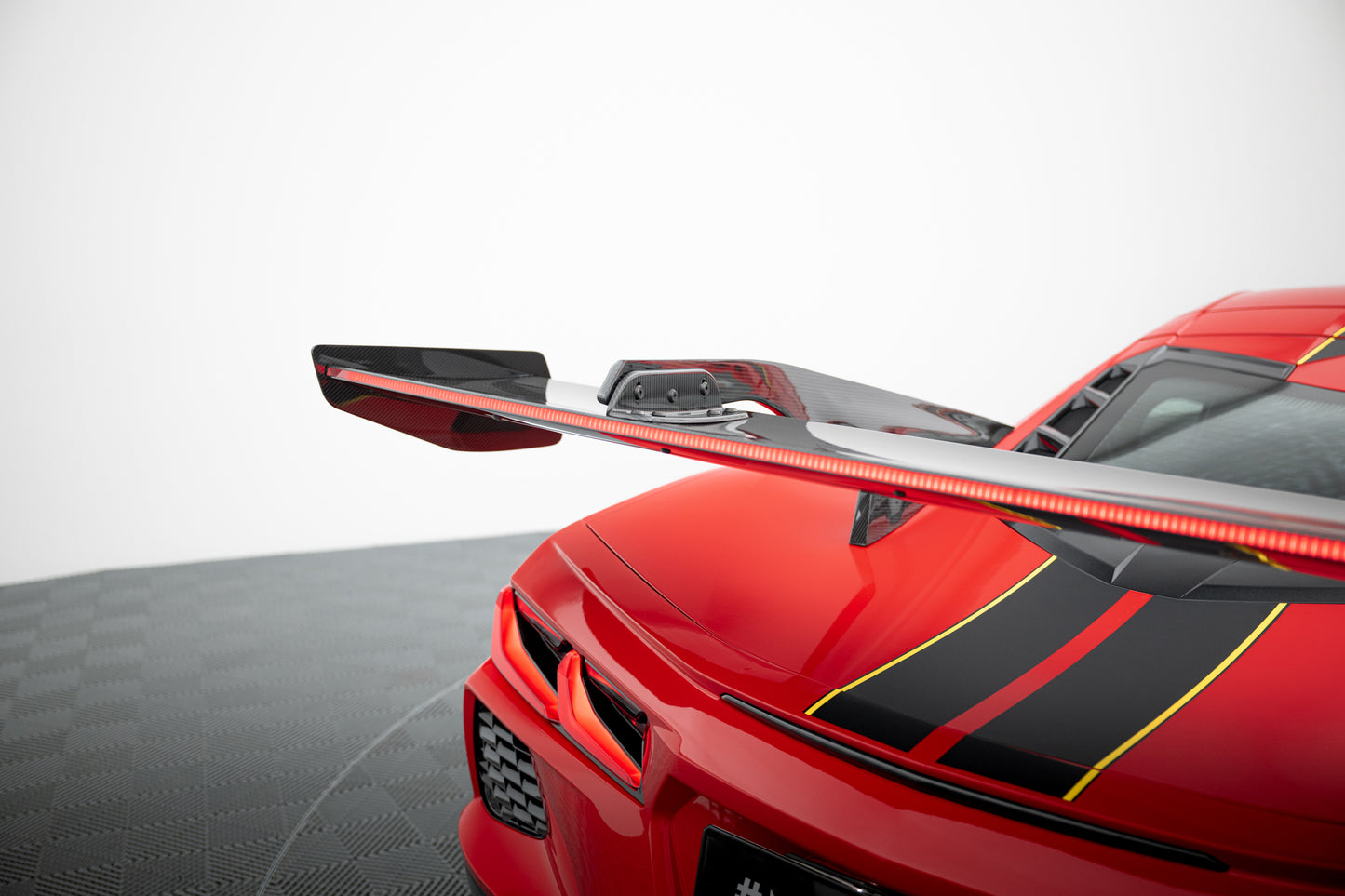 Karbonowy Spoiler + LED pasujący do Chevrolet Corvette C8