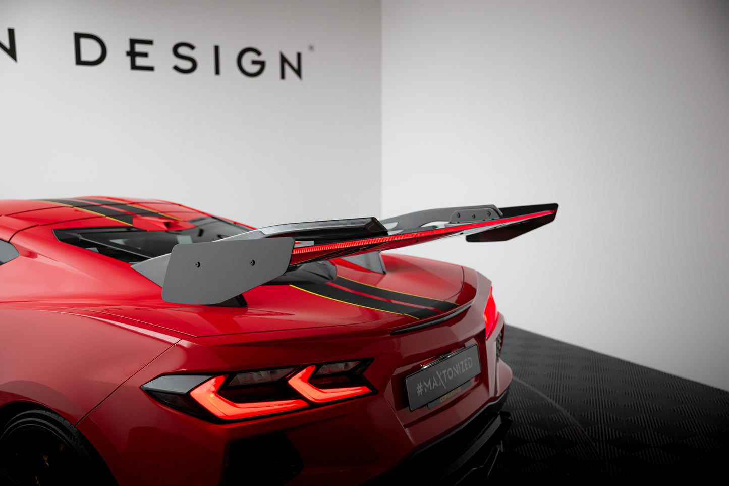 Karbonowy Spoiler + LED pasujący do Chevrolet Corvette C8