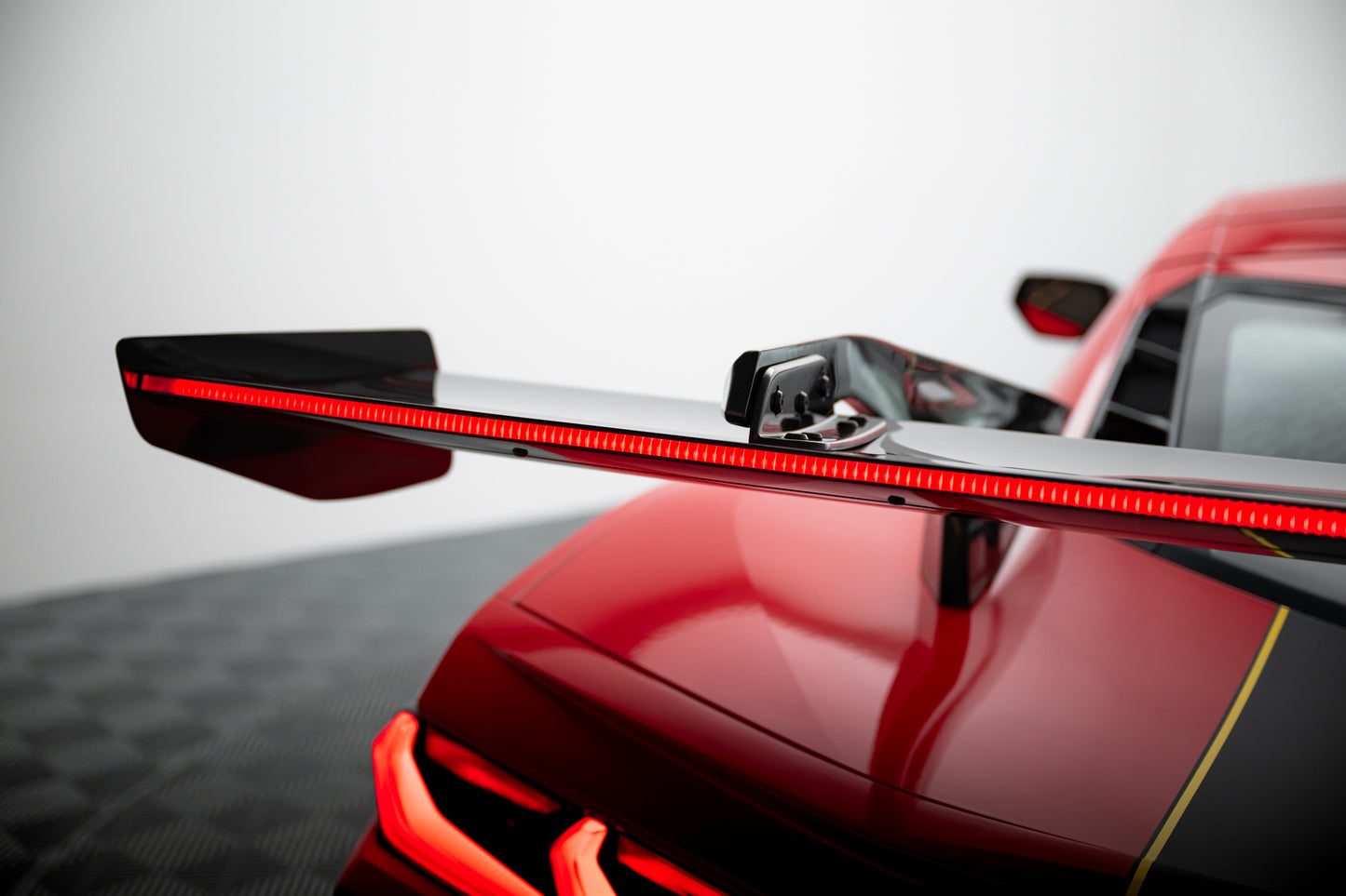Karbonowy Spoiler + LED pasujący do Chevrolet Corvette C8