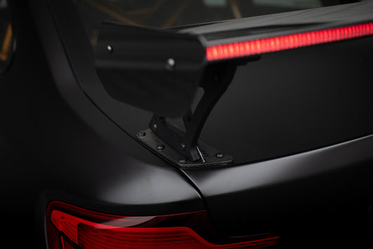 Karbonowy Spoiler Z Zewnętrznymi Wspornikami + LED pasujący do BMW M2 F87 / 2 / 2 M-Pack F22