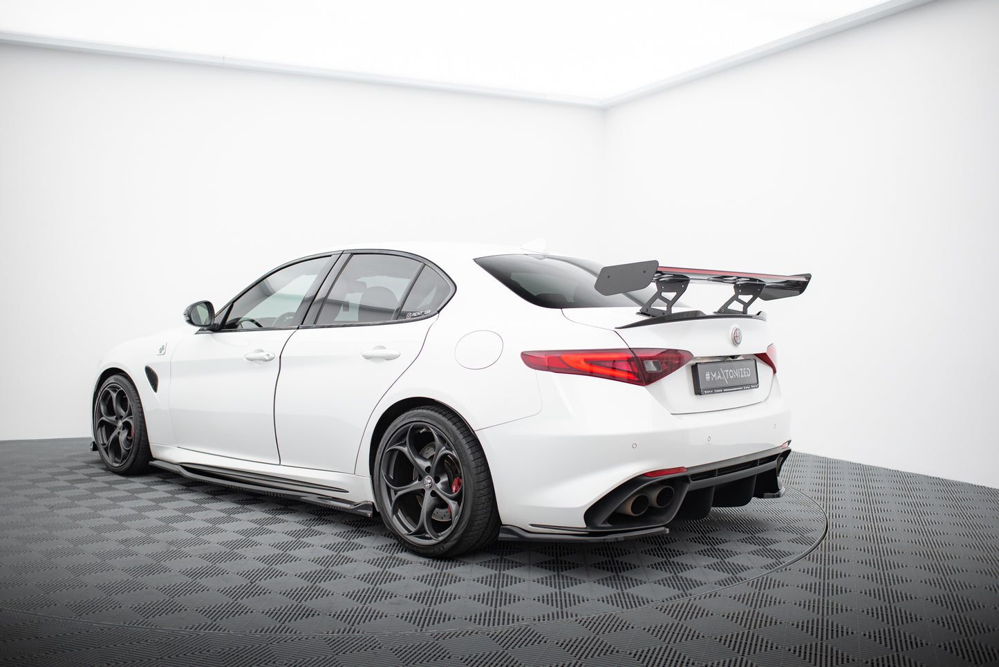 Karbonowy Spoiler + LED pasujący do Alfa Romeo Giulia Quadrifoglio
