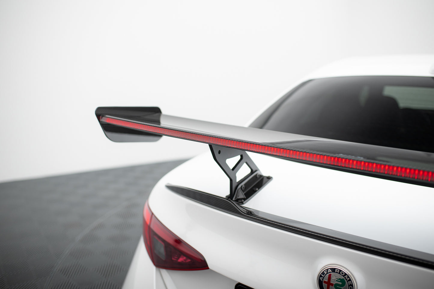 Karbonowy Spoiler + LED pasujący do Alfa Romeo Giulia Quadrifoglio