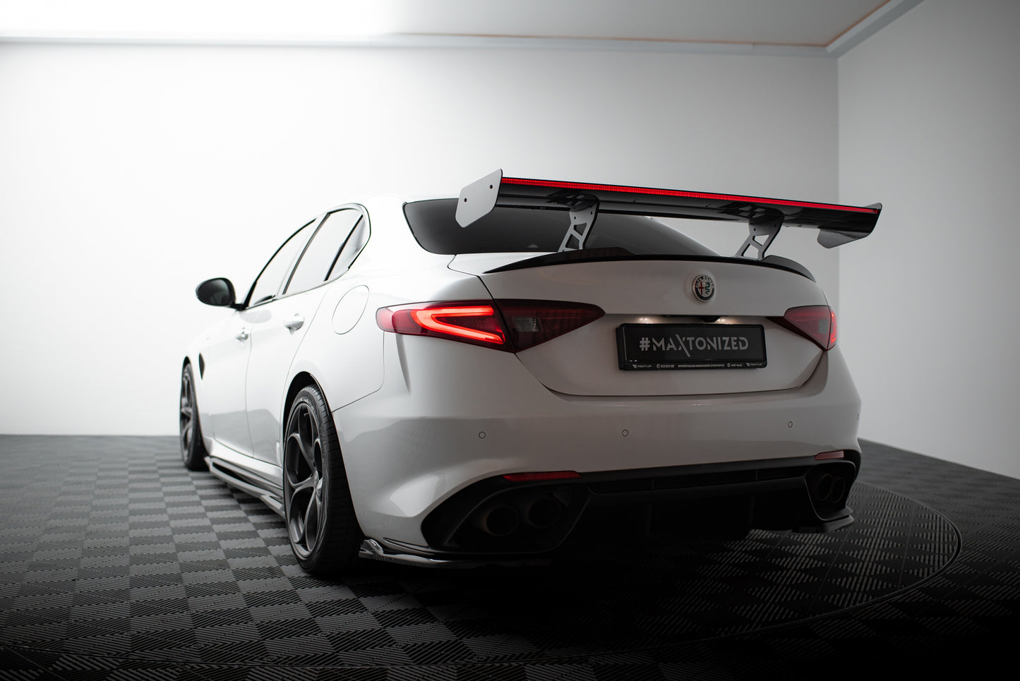 Karbonowy Spoiler + LED pasujący do Alfa Romeo Giulia Quadrifoglio