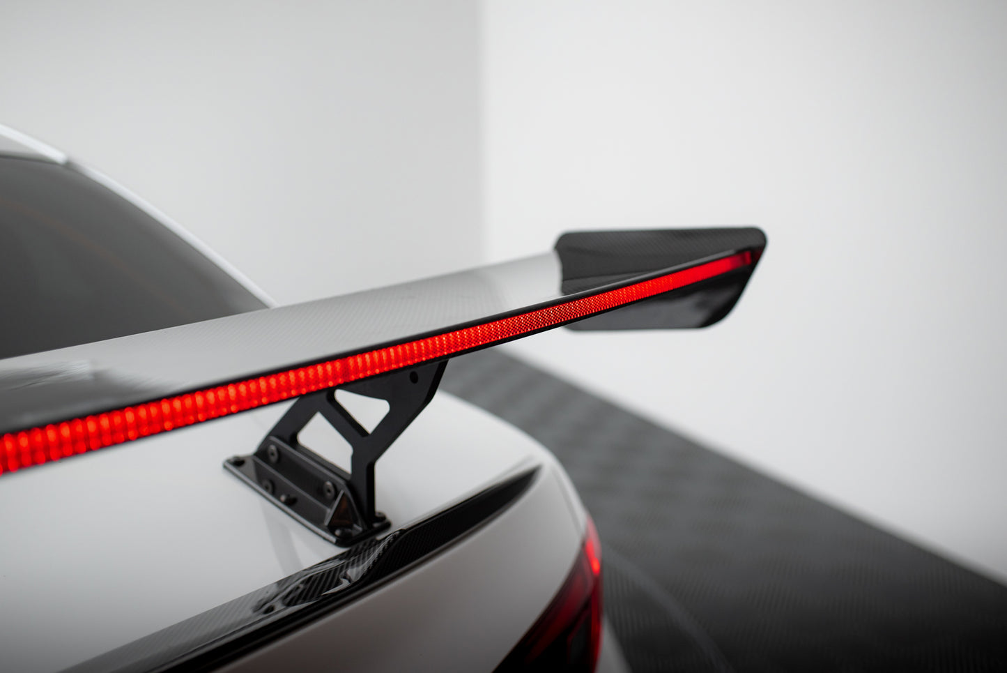 Karbonowy Spoiler + LED pasujący do Alfa Romeo Giulia Quadrifoglio