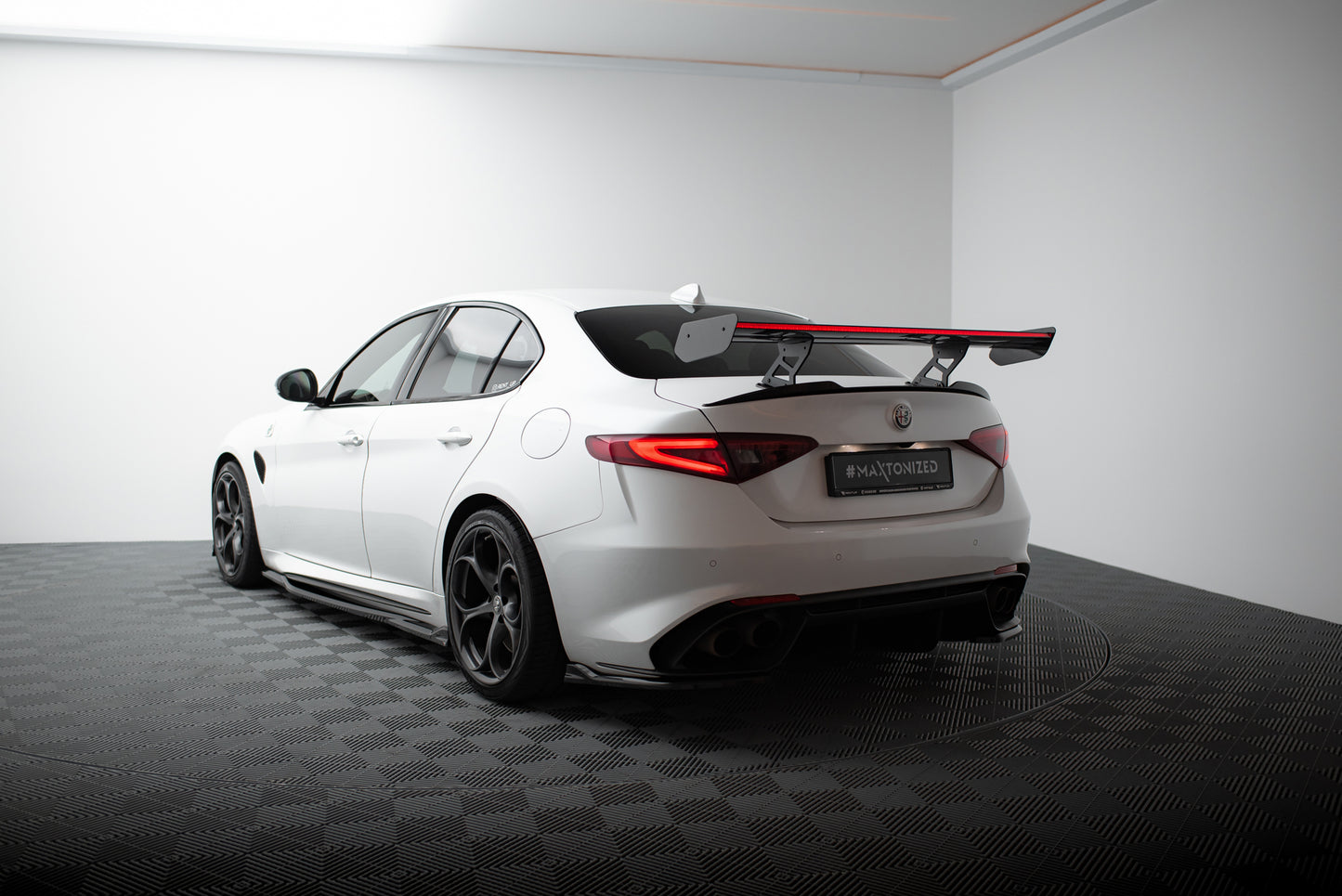 Karbonowy Spoiler + LED pasujący do Alfa Romeo Giulia Quadrifoglio