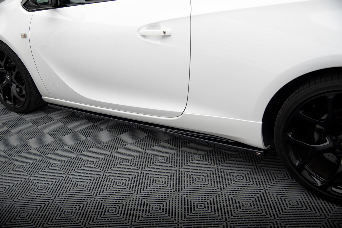 Rajouts Des Bas De Caisse Opel Astra OPC GTC J
