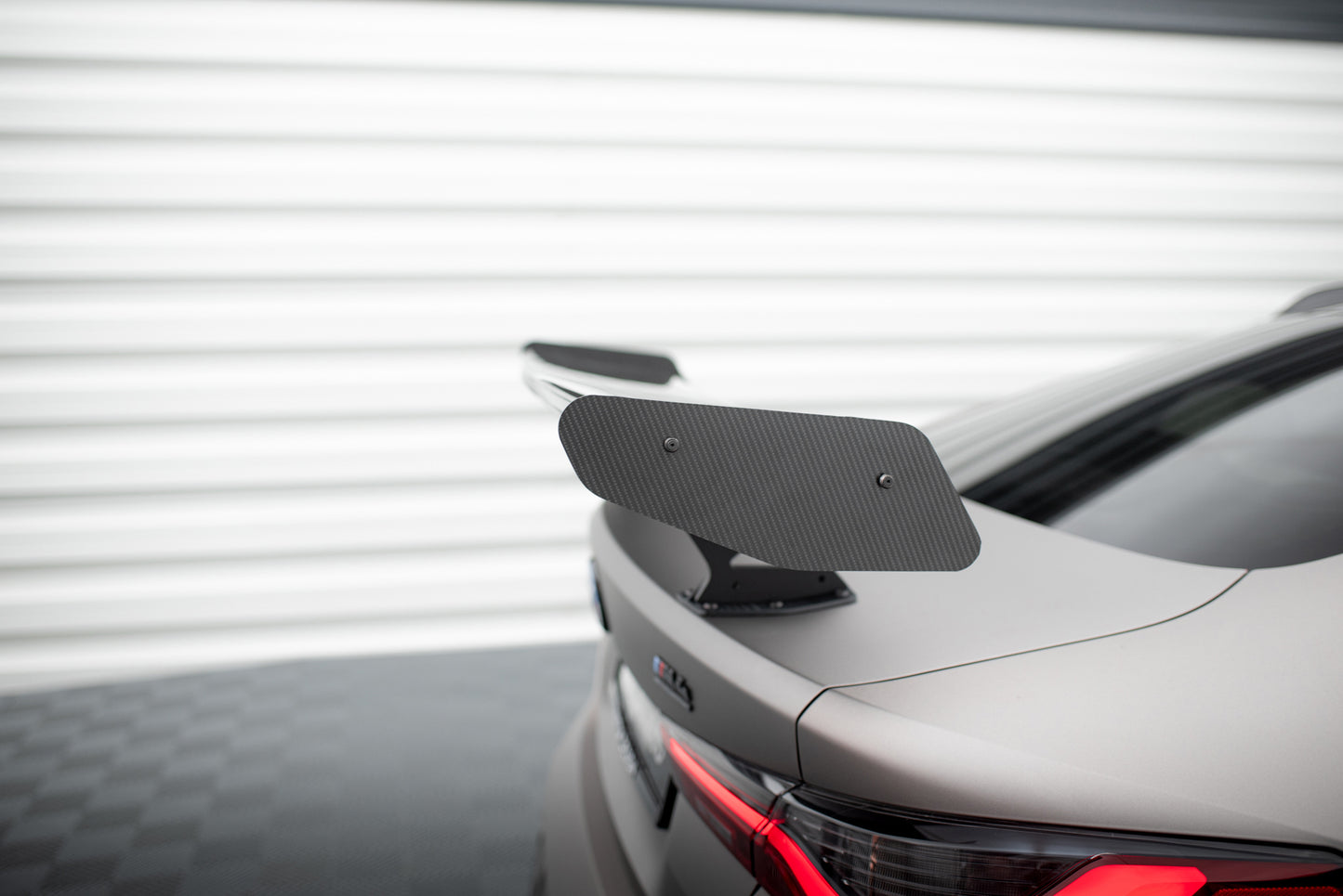 Karbonowy Spoiler Z Wewnętrznymi Wspornikami + LED pasujący do BMW M4 G82 / G82 Facelift / M440i / 4 M-Pack G22 / G22 Facelift