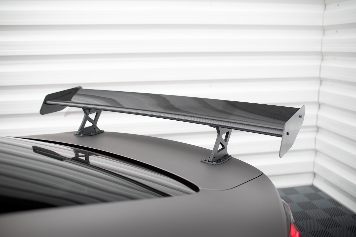Karbonowy Spoiler Z Wewnętrznymi Wspornikami + LED pasujący do BMW M4 G82 / G82 Facelift / M440i / 4 M-Pack G22 / G22 Facelift