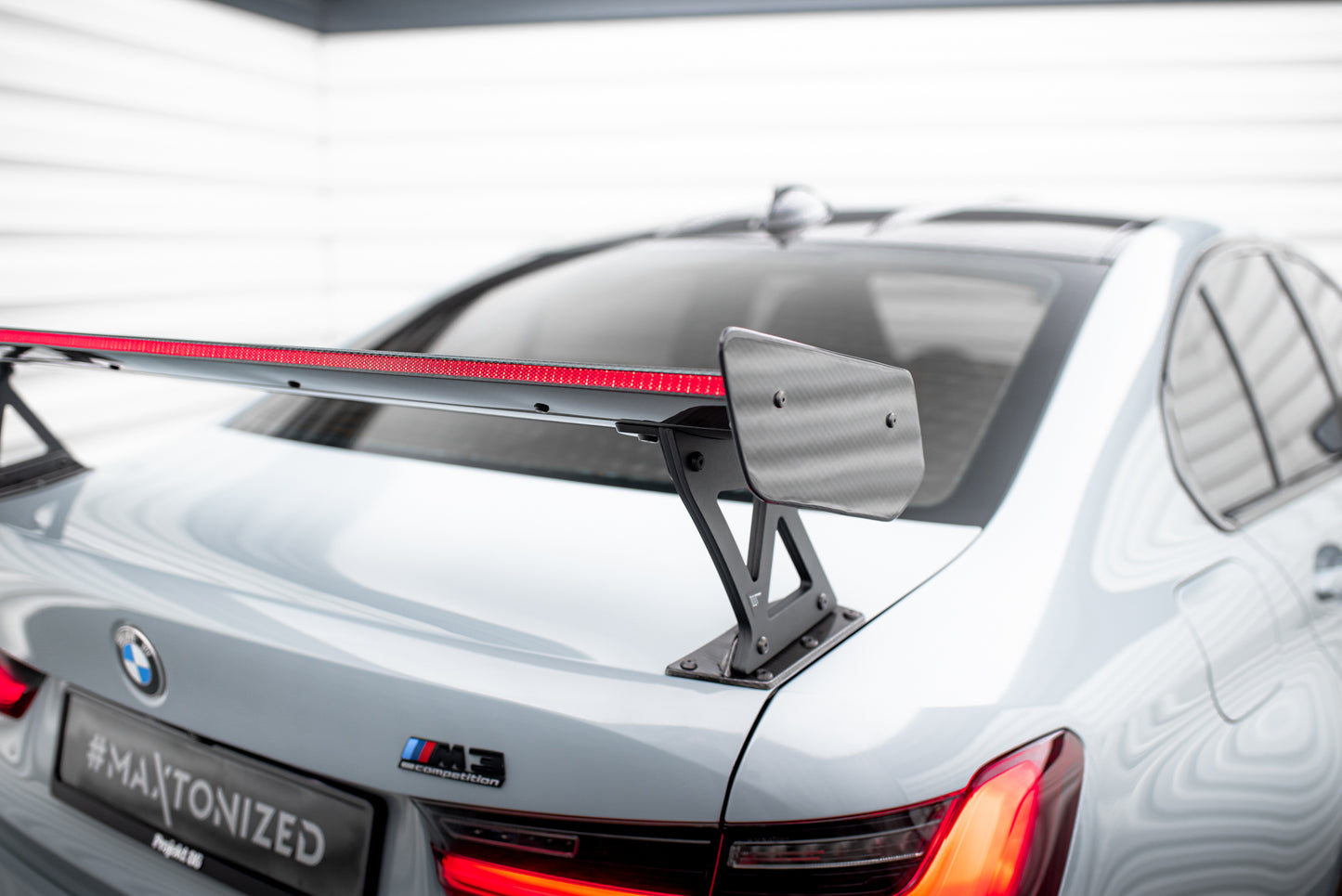Karbonowy Spoiler Z Zewnętrznymi Wspornikami + LED pasujący do BMW M3 G80 / M340i G20 / 3 M-Pack G20 / 3 Standard G20