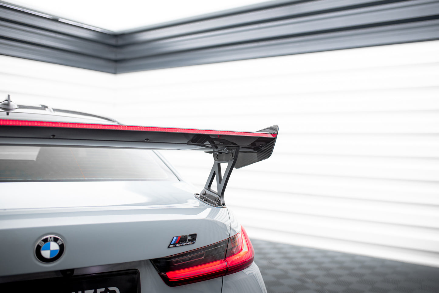 Karbonowy Spoiler Z Zewnętrznymi Wspornikami + LED pasujący do BMW M3 G80 / M340i G20 / 3 M-Pack G20 / 3 Standard G20