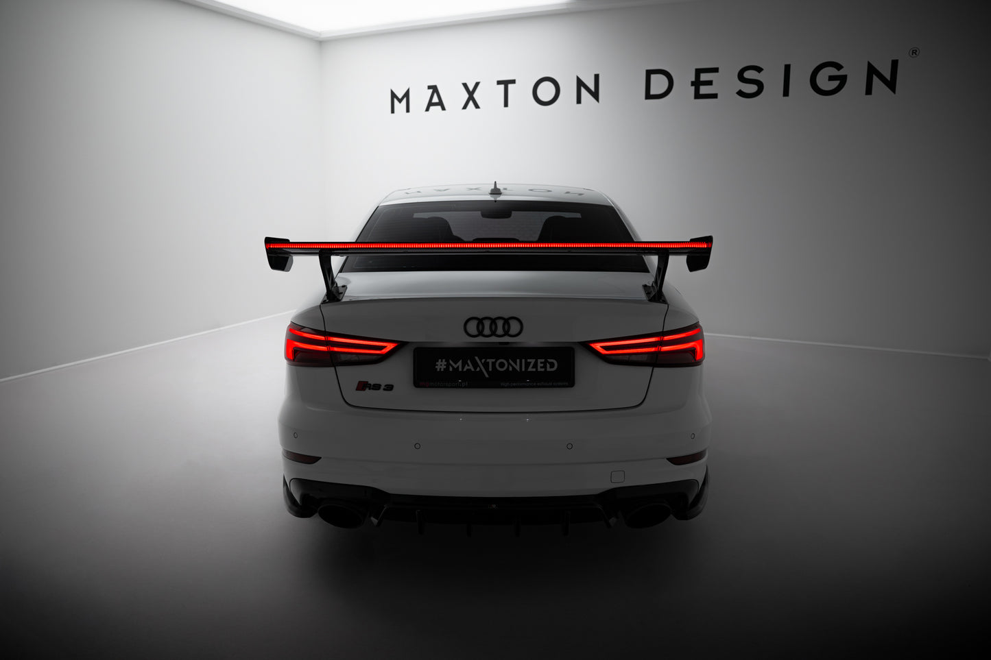 Karbonowy Spoiler Z Zewnętrznymi Wspornikami + LED pasujący do Audi A3 / A3 S-Line / S3 / RS3 Sedan 8V / 8V Facelift