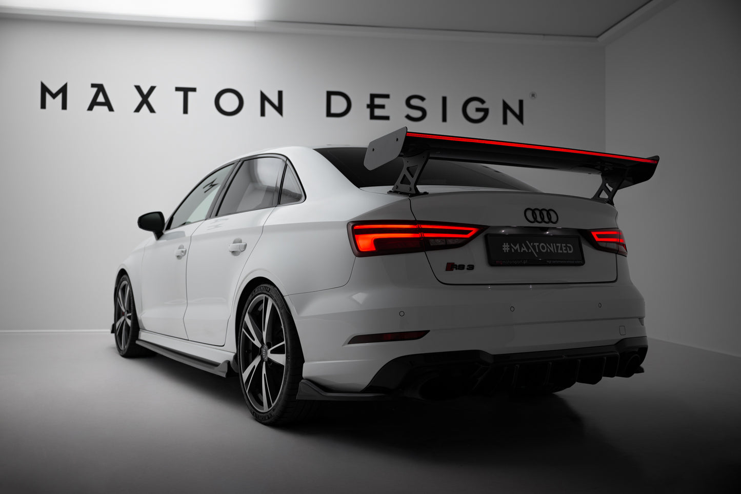 Karbonowy Spoiler Z Zewnętrznymi Wspornikami + LED pasujący do Audi A3 / A3 S-Line / S3 / RS3 Sedan 8V / 8V Facelift