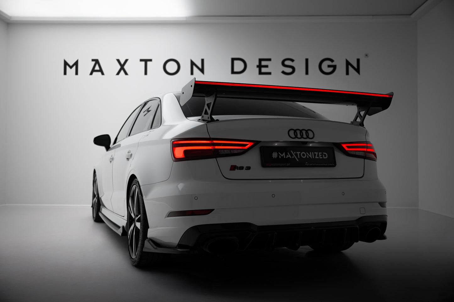 Karbonowy Spoiler Z Zewnętrznymi Wspornikami + LED pasujący do Audi A3 / A3 S-Line / S3 / RS3 Sedan 8V / 8V Facelift