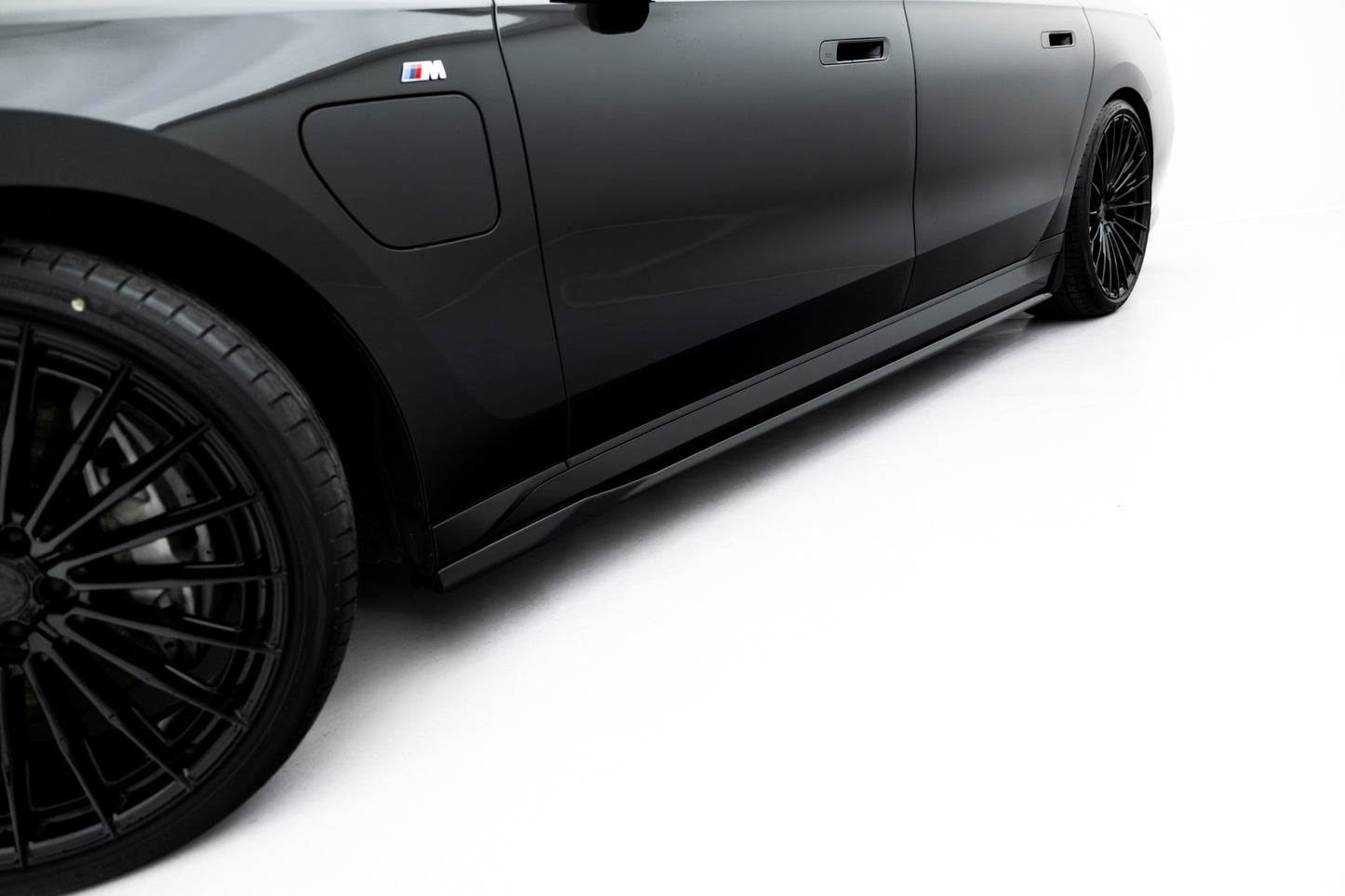 Side Skirts Diffusers V.2 suitable for BMW 740d xDrive M-pack / 740i xDrive M-Pack G70