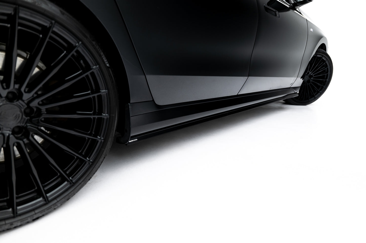 Side Skirts Diffusers V.2 suitable for BMW 740d xDrive M-pack / 740i xDrive M-Pack G70