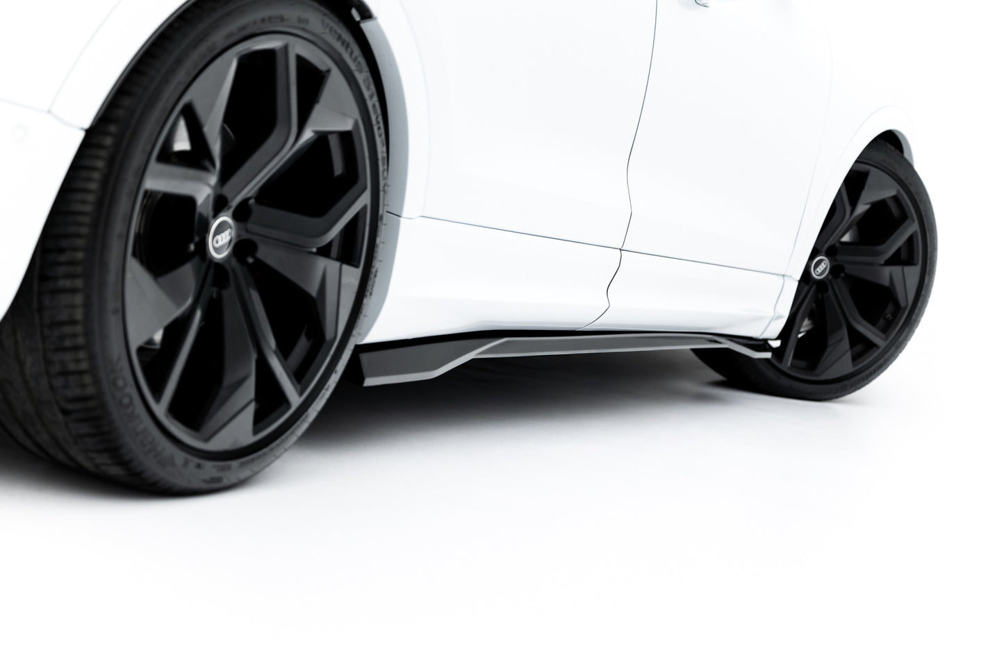 Set of Prepreg Carbon Splitters Audi RSQ8 Mk1