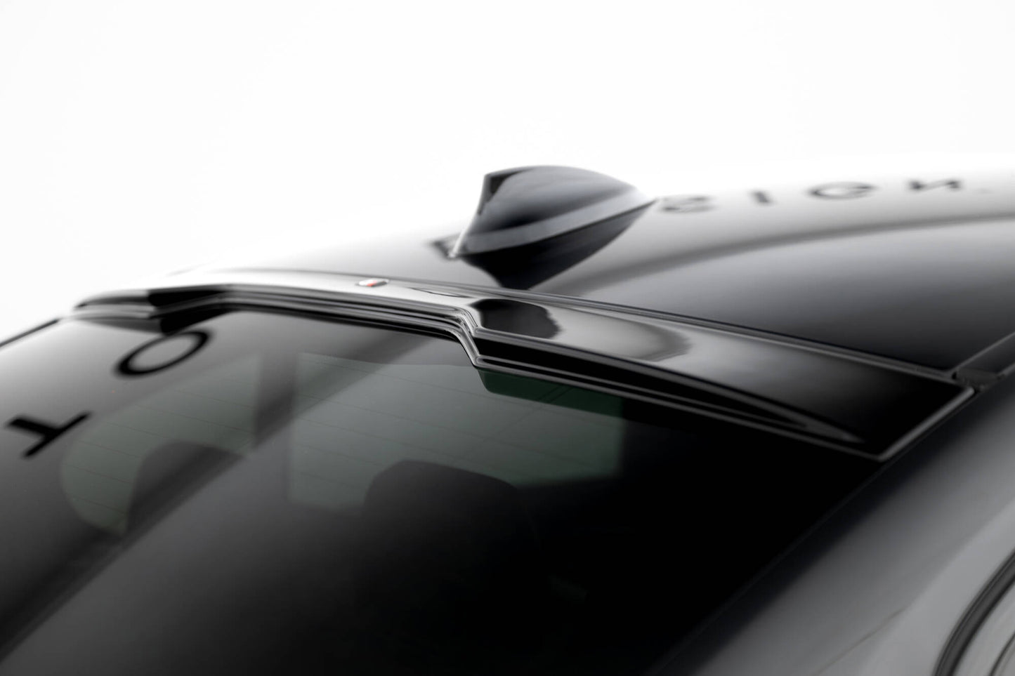 The extension of the rear window BMW M550i / 5 M-Pack Sedan G30 
