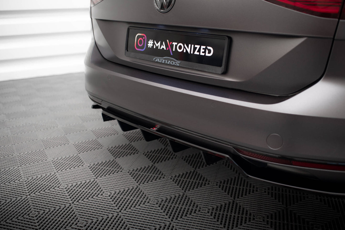 Rear Splitter (with vertical bars) Volkswagen Passat Sedan / Variant B8