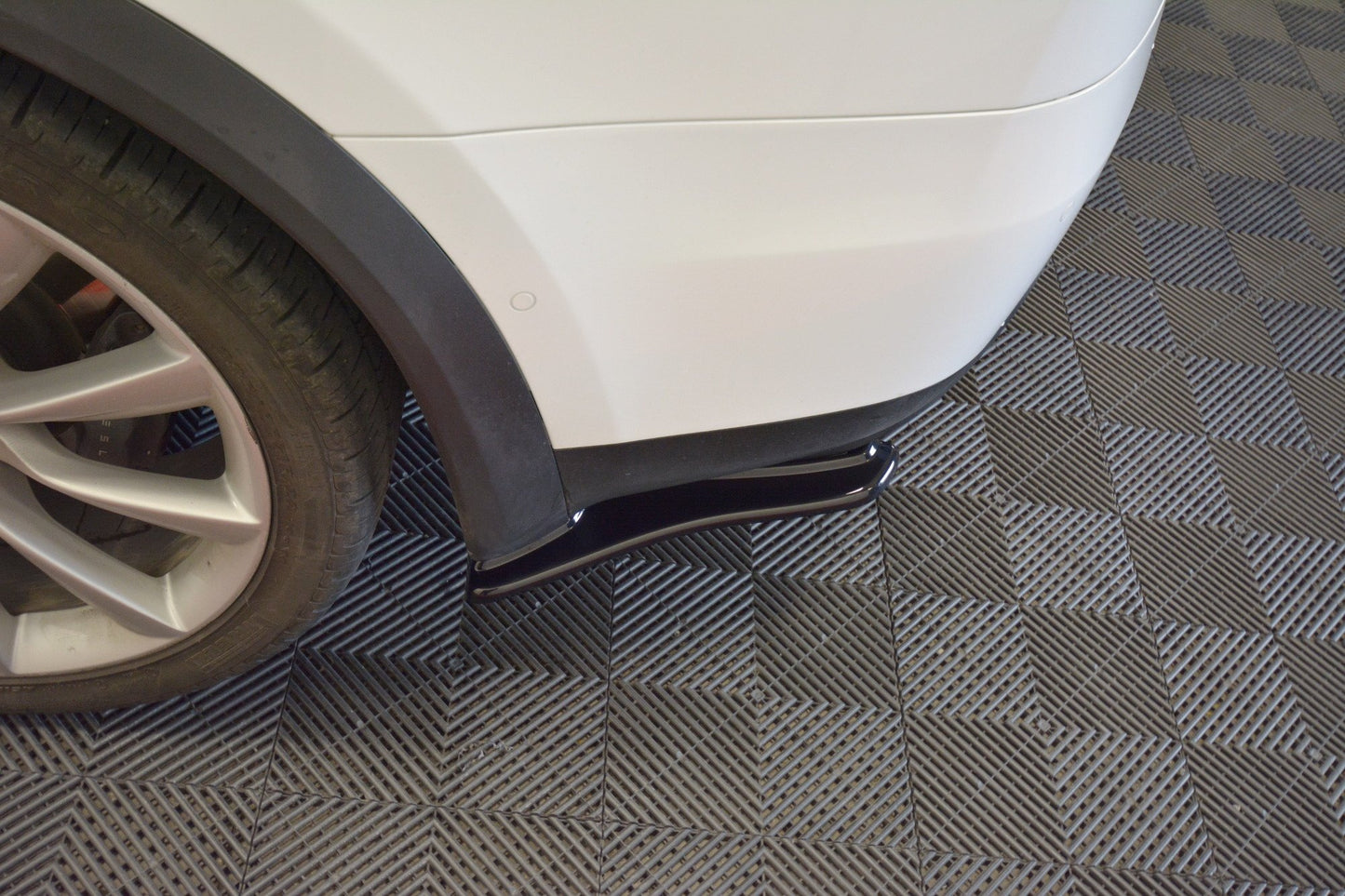 REAR SIDE SPLITTERS V.1 TESLA MODEL X 