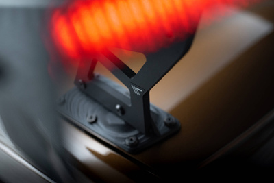 Karbonowy Spoiler Z Zewnętrznymi Wspornikami + LED BMW 3 Coupe E46