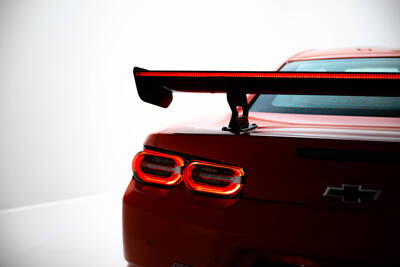 Karbonowy Spoiler Z Wewnętrznymi Wspornikami + LED Chevrolet Camaro SS Mk6 Facelift